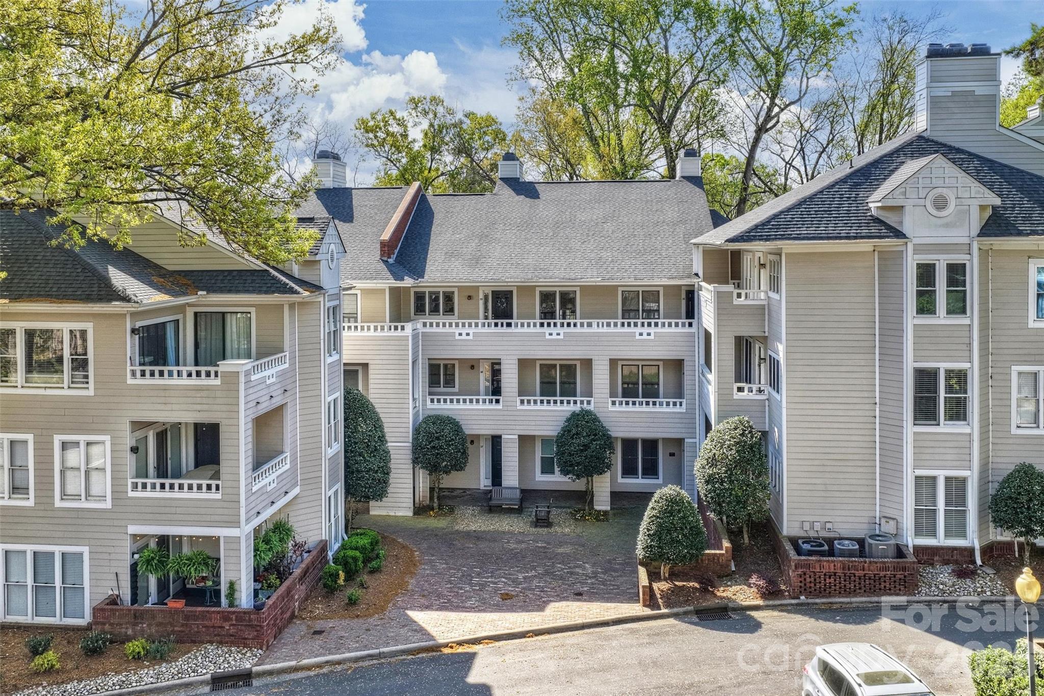 2715 Selwyn Avenue Unit: 43