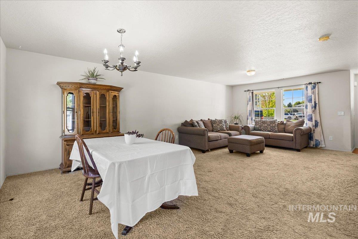 120 E Willow Creek Dr