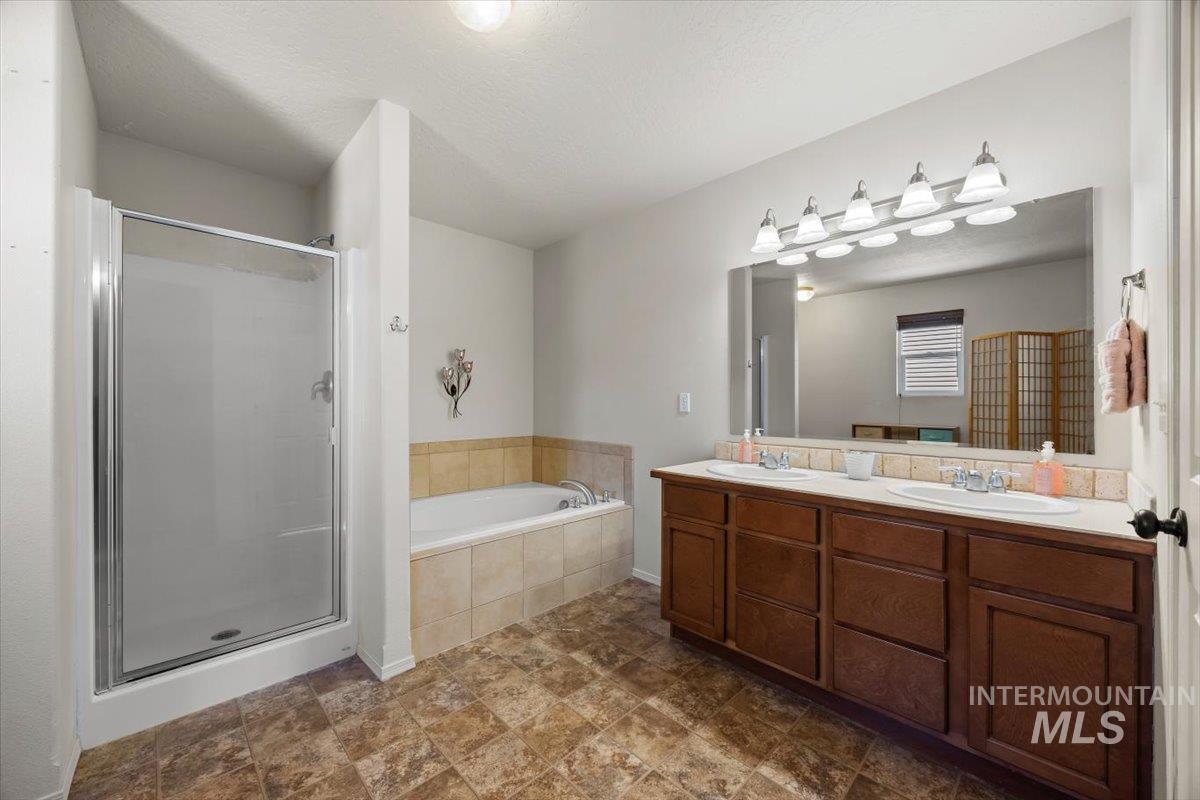 120 E Willow Creek Dr