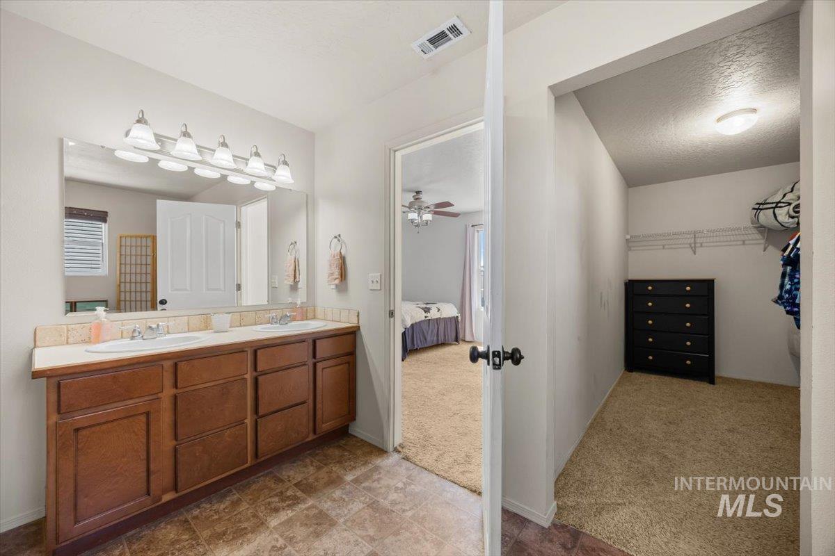 120 E Willow Creek Dr