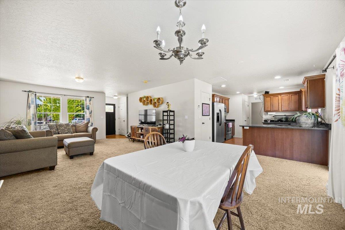 120 E Willow Creek Dr