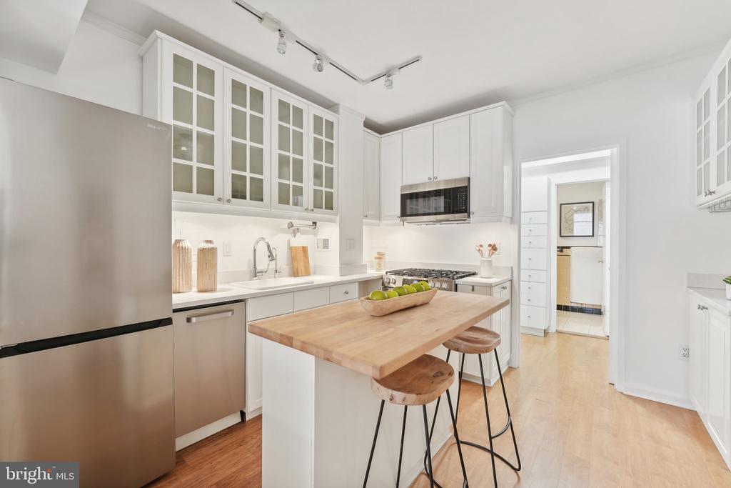 1 SCOTT CIRCLE NW 302