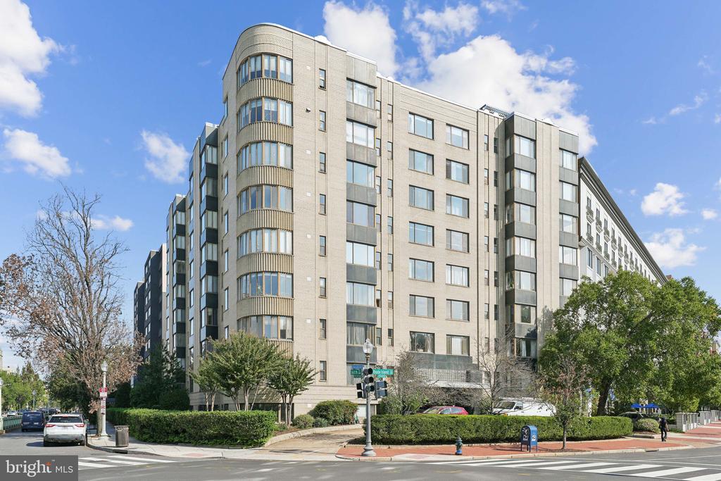1 SCOTT CIRCLE NW 302