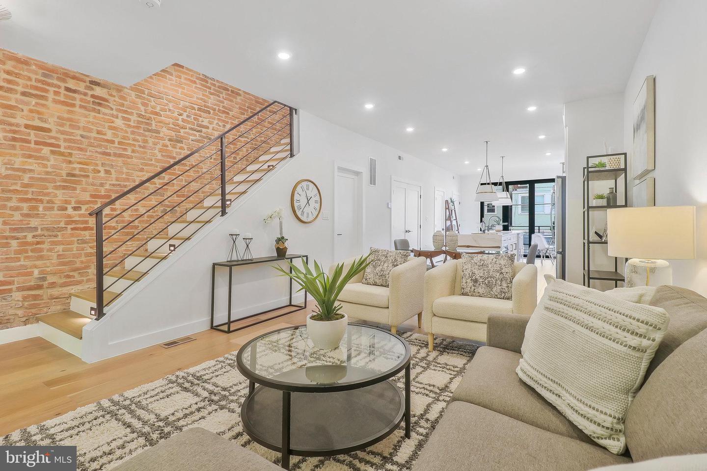 332 17th Pl NE