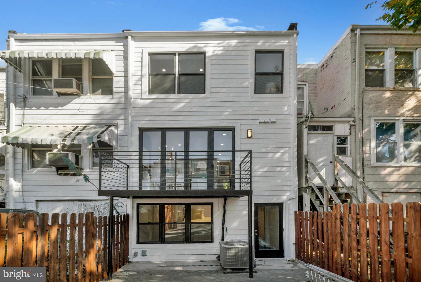 332 17th Pl NE
