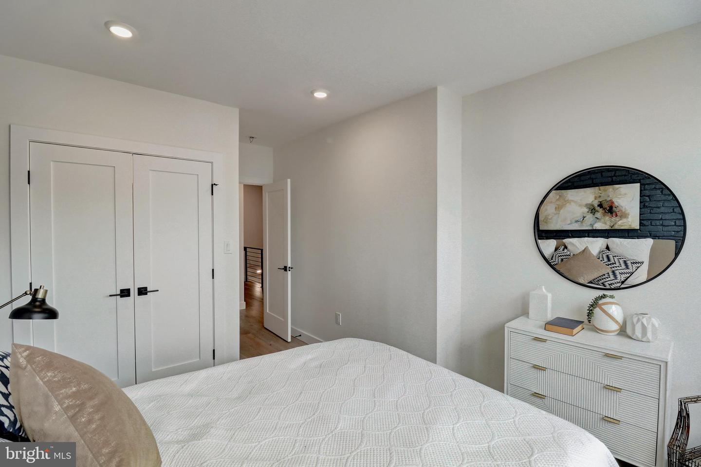 332 17th Pl NE