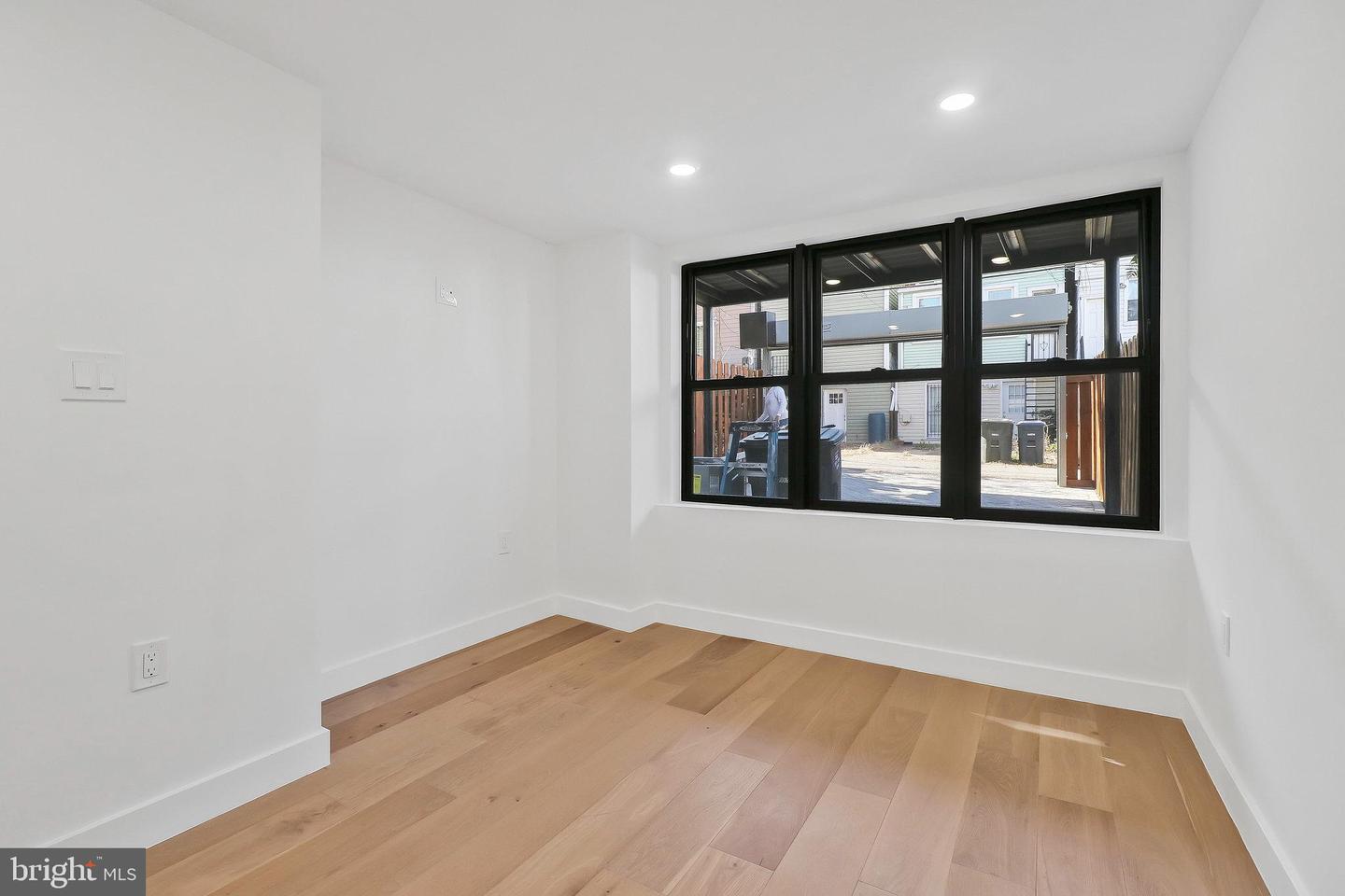 332 17th Pl NE