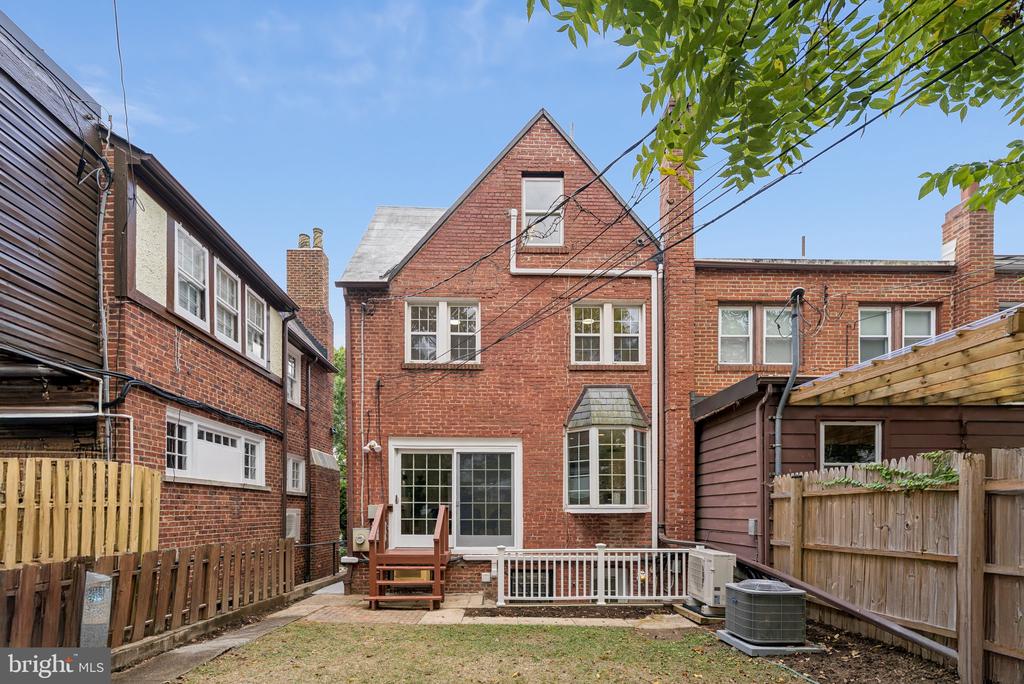 4453 GREENWICH PARKWAY NW