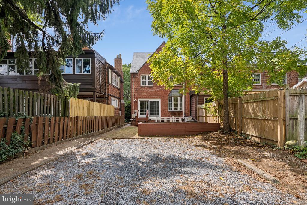4453 GREENWICH PARKWAY NW