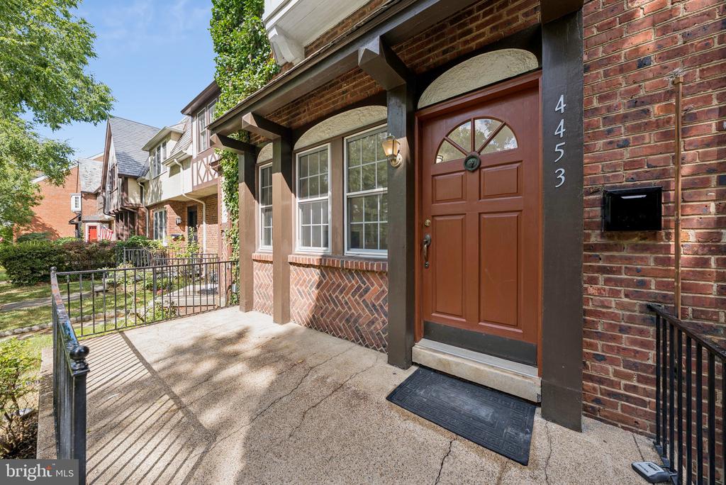 4453 GREENWICH PARKWAY NW