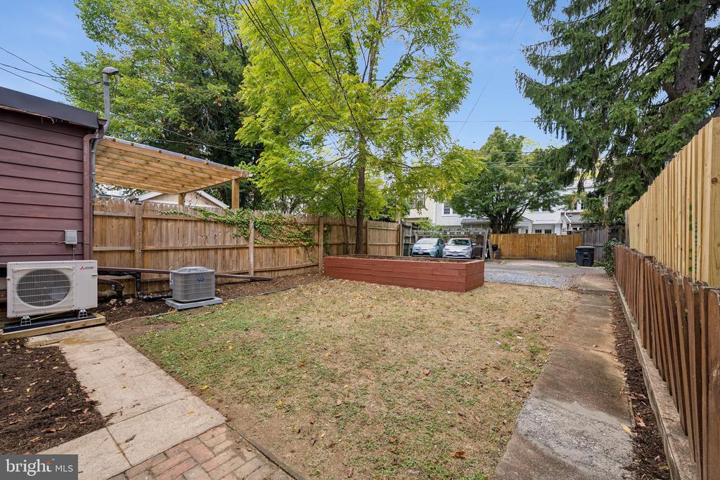 4453 GREENWICH PARKWAY NW