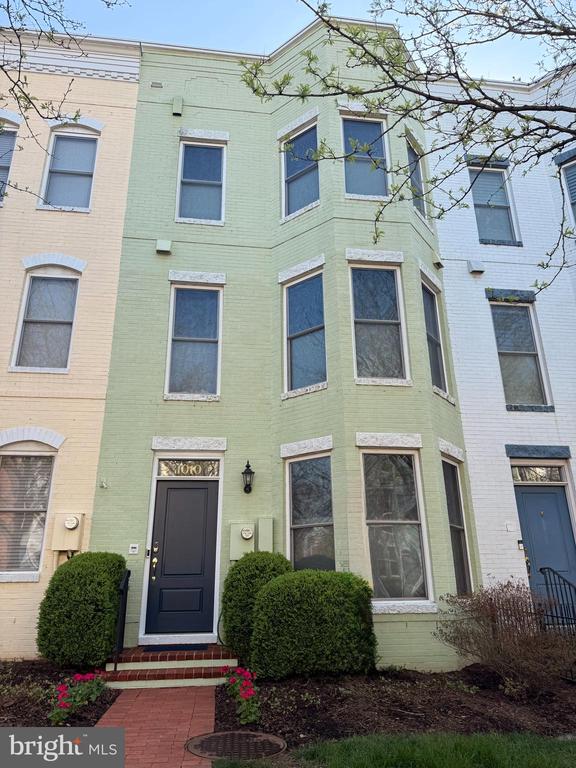 1010 4TH STREET SE