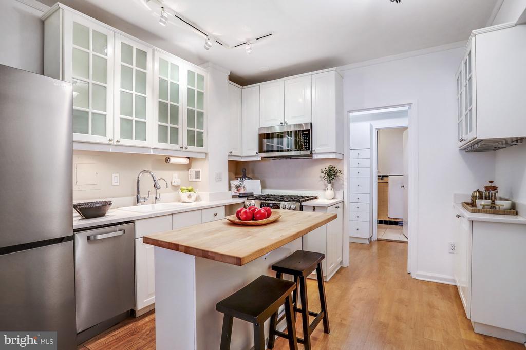 1 SCOTT CIRCLE NW 302
