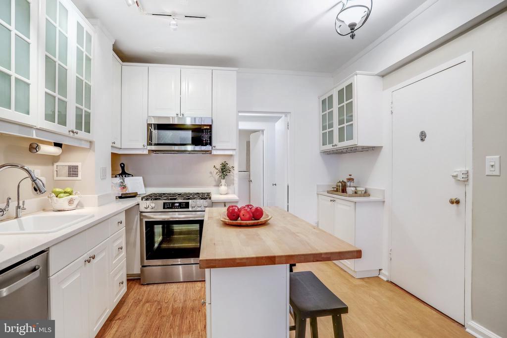 1 SCOTT CIRCLE NW 302