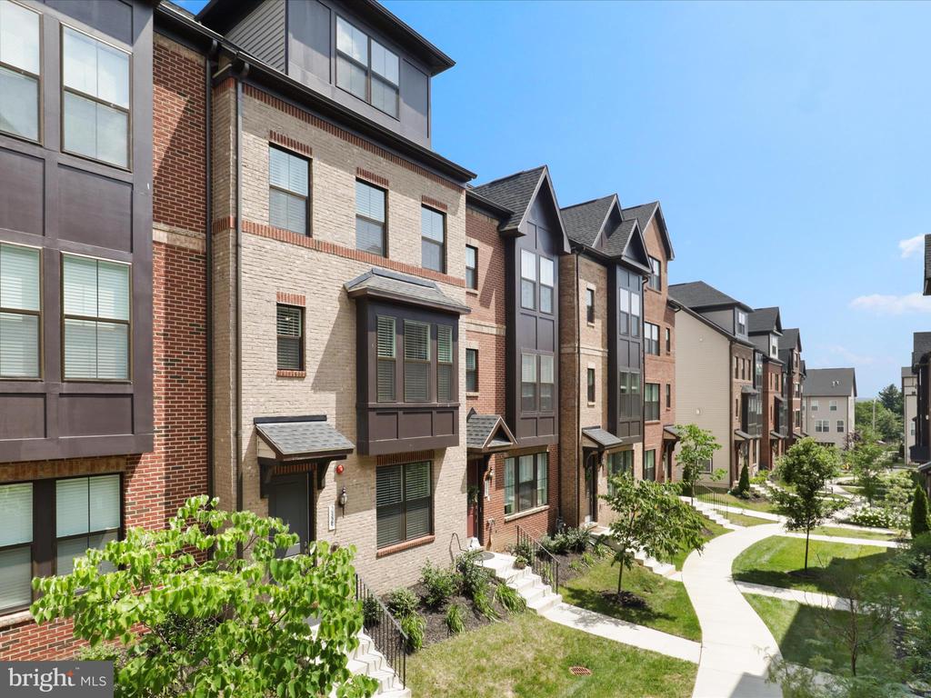2825 HOKIE LANE