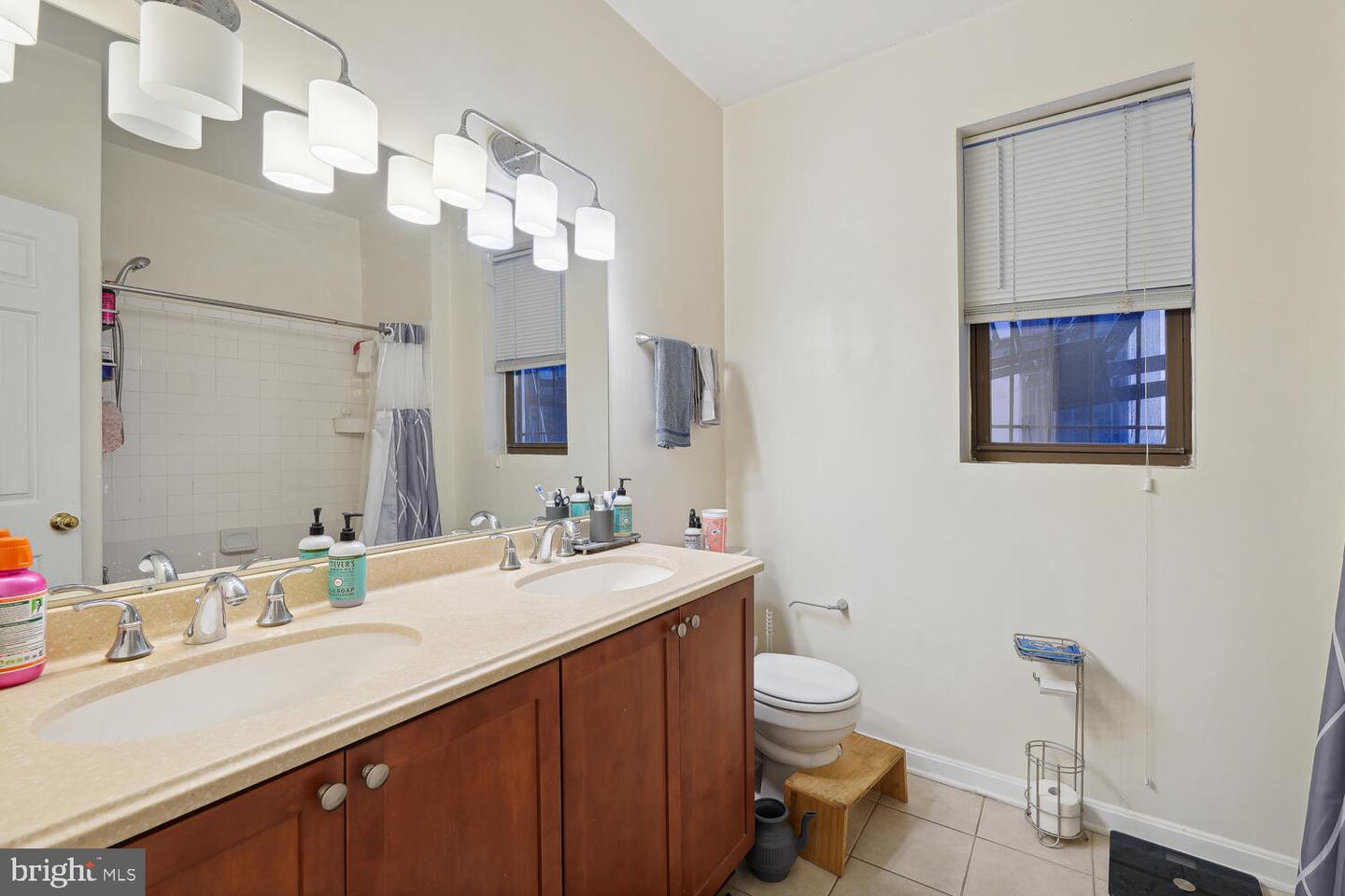 1362 Kenyon St NW