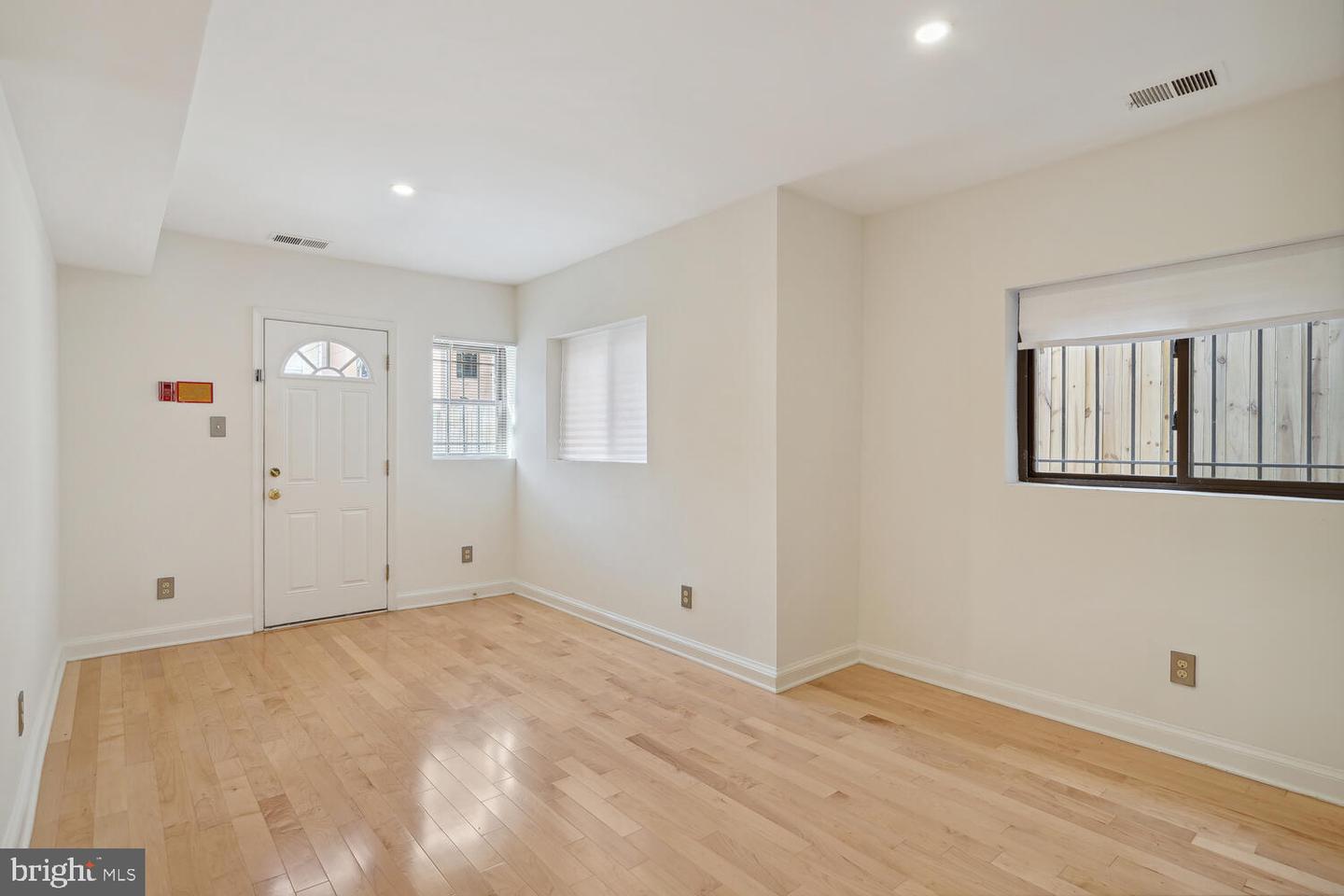 1362 Kenyon St NW