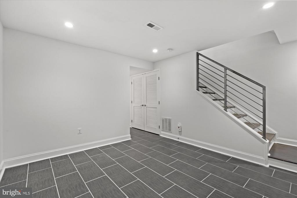 1252 DELAFIELD PLACE NE