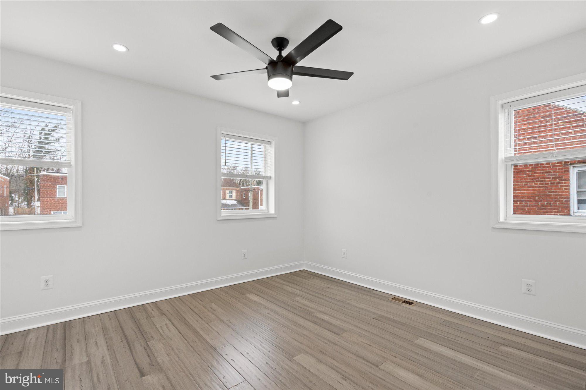 1252 DELAFIELD PLACE NE