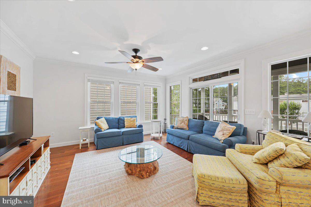 211 W 11th St