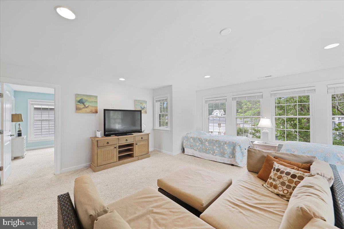 211 W 11th St