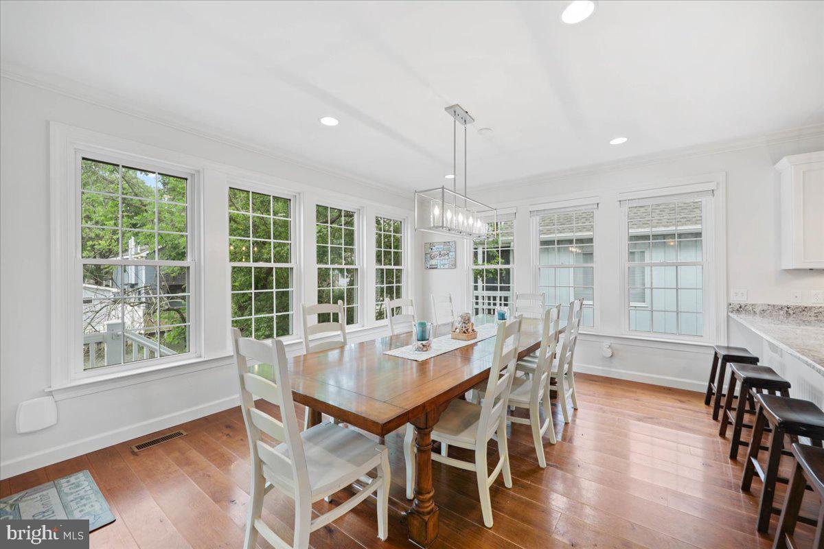 211 W 11th St
