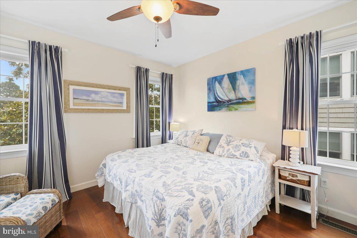 211 W 11th St