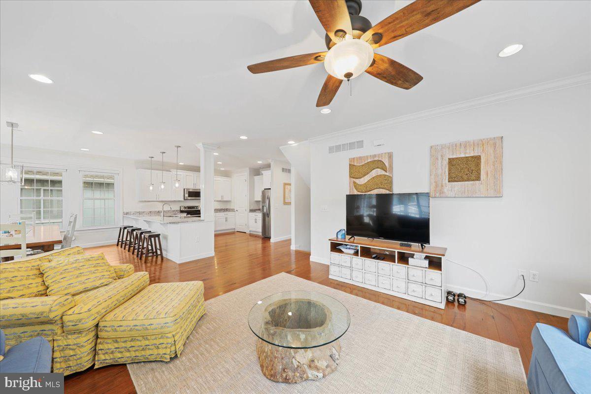 211 W 11th St