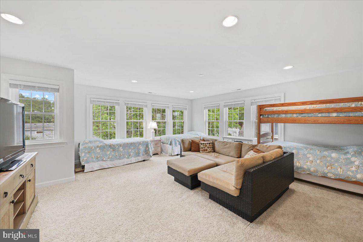 211 W 11th St