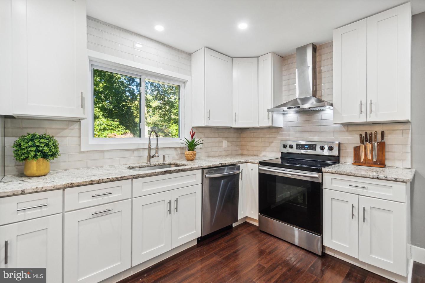 1128 Cresthaven Dr