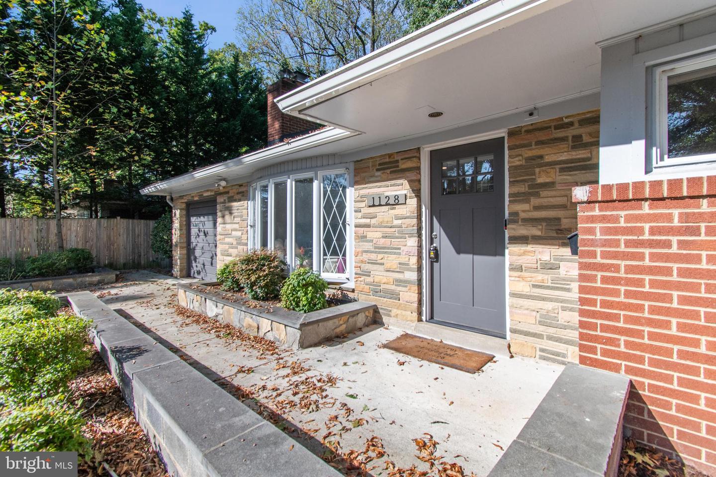 1128 Cresthaven Dr