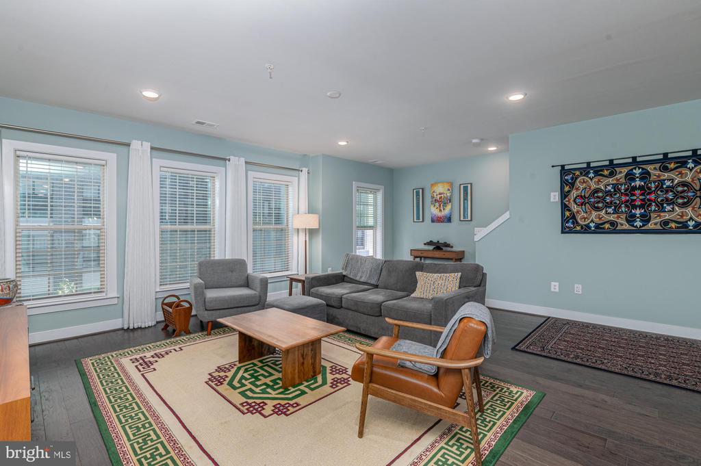 819 ROCKWELL AVENUE 819