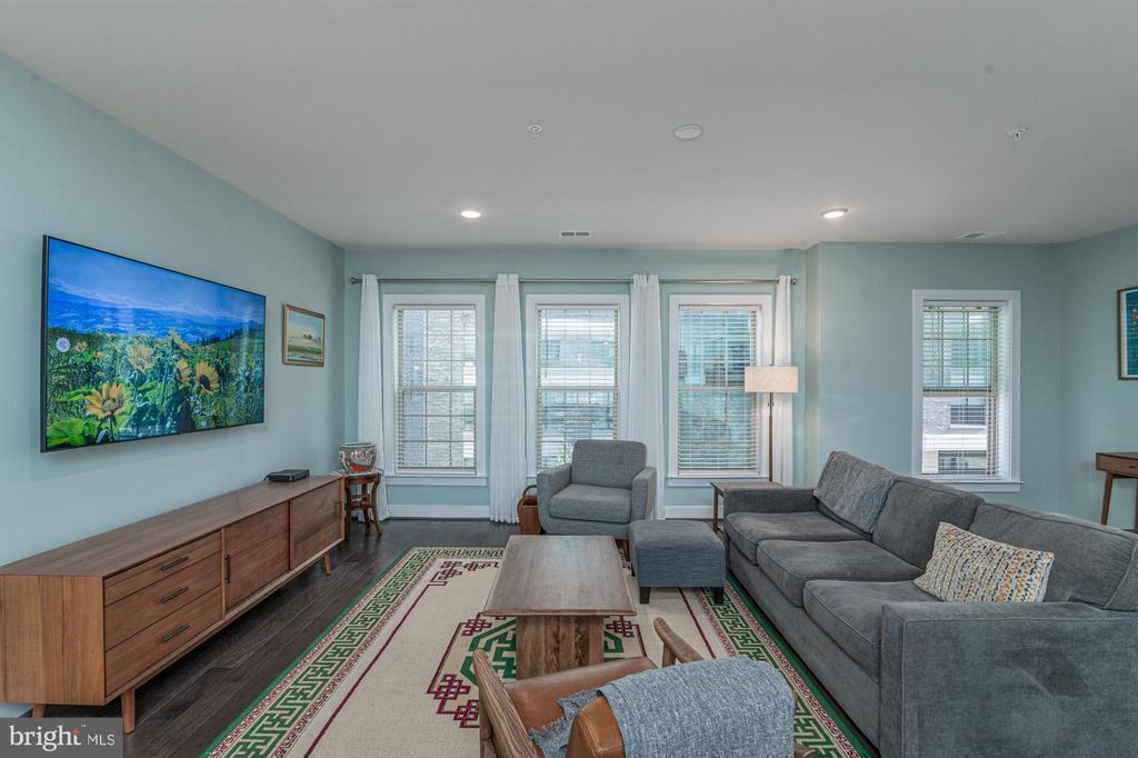 819 ROCKWELL AVENUE 819