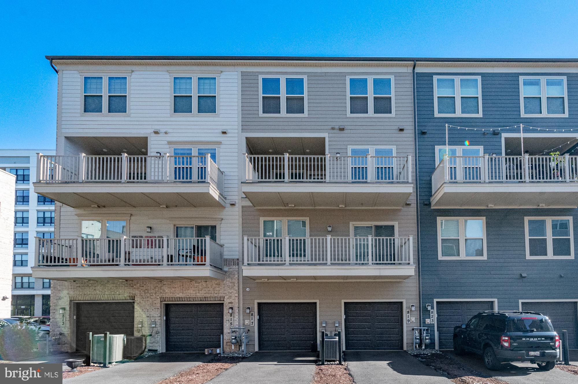 819 ROCKWELL AVENUE 819