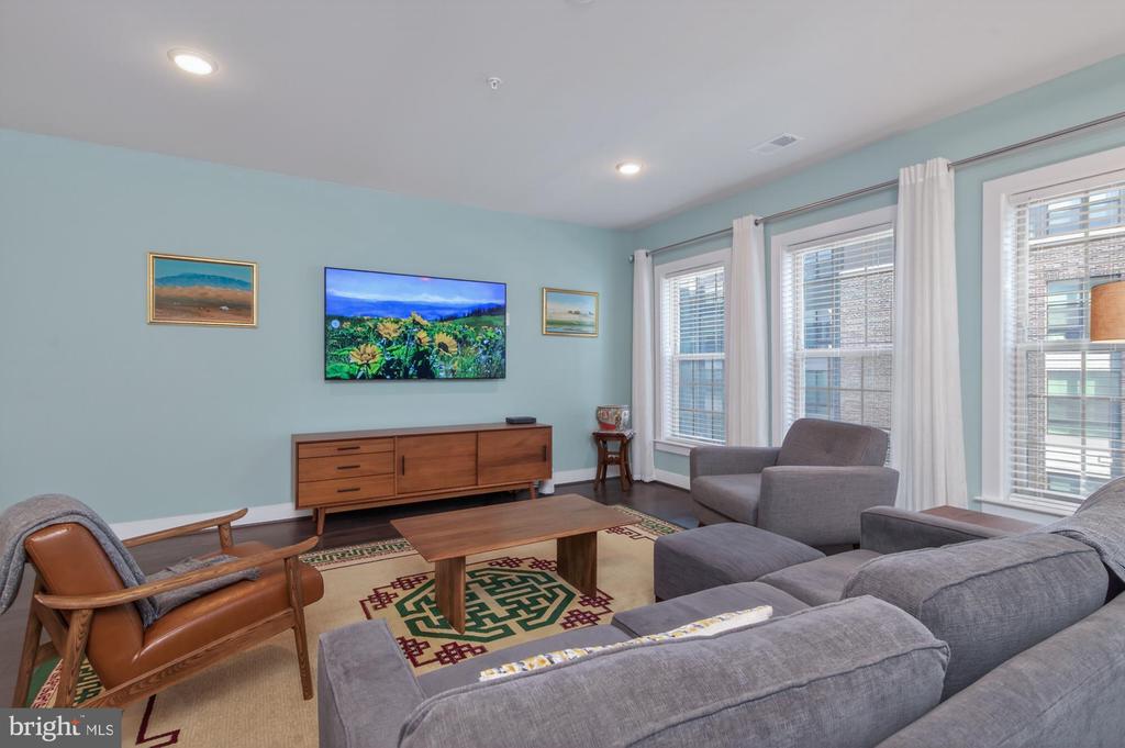819 ROCKWELL AVENUE 819