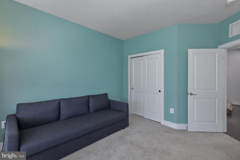 819 ROCKWELL AVENUE 819