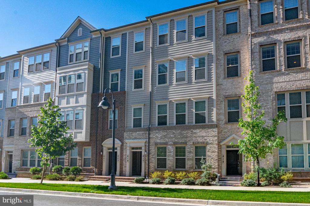 819 ROCKWELL AVENUE 819