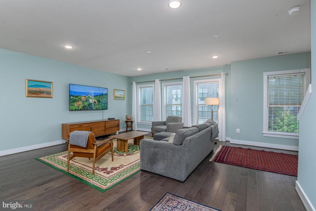 819 ROCKWELL AVENUE 819