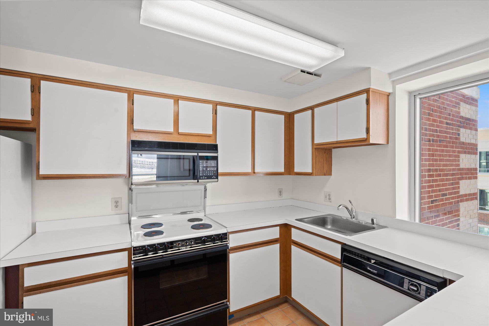 24 COURTHOUSE SQUARE 804