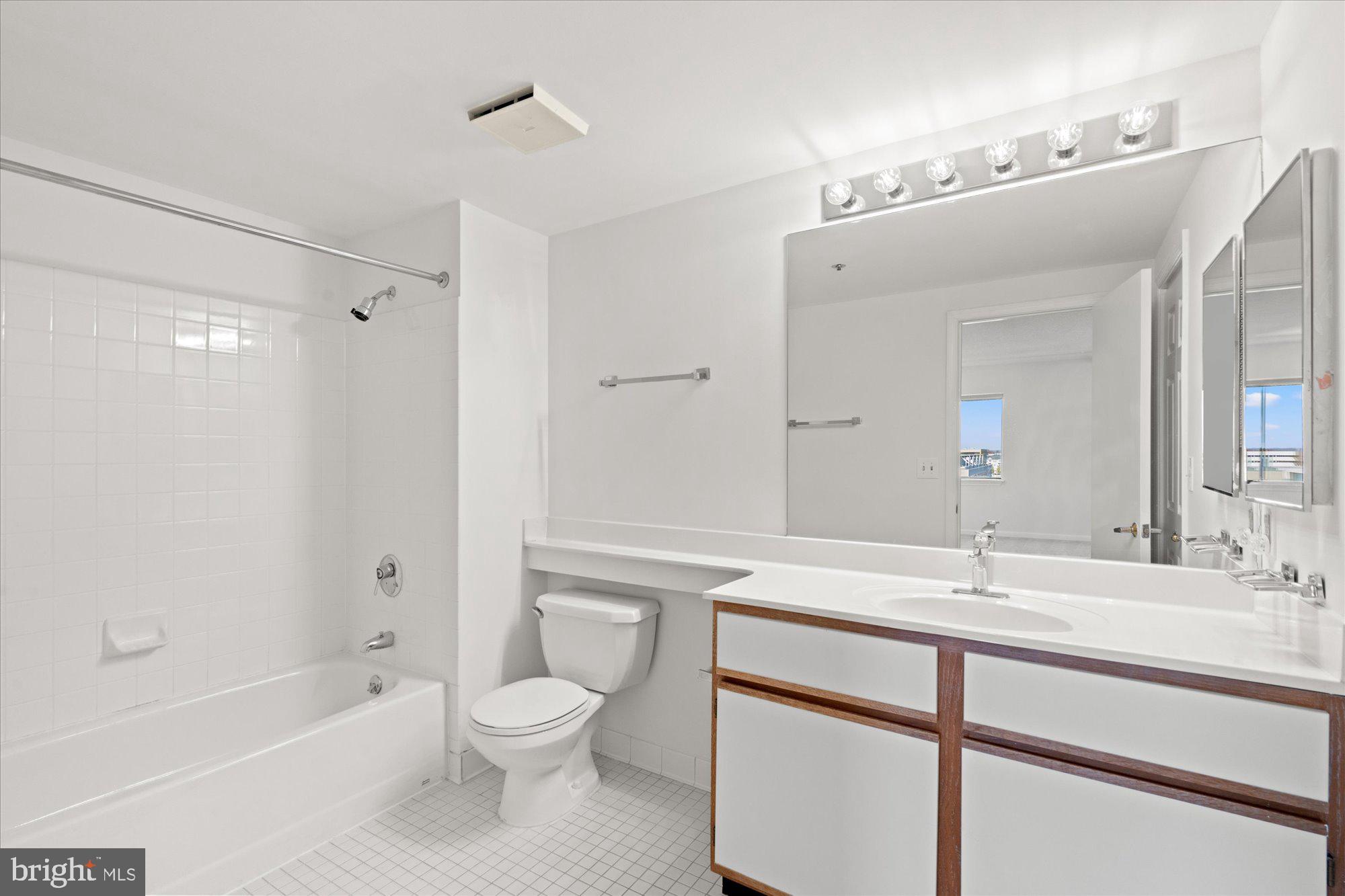 24 COURTHOUSE SQUARE 804