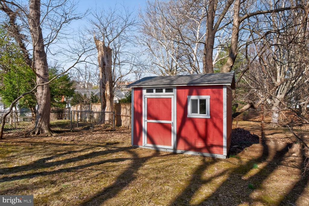8515 ROSEWOOD DRIVE
