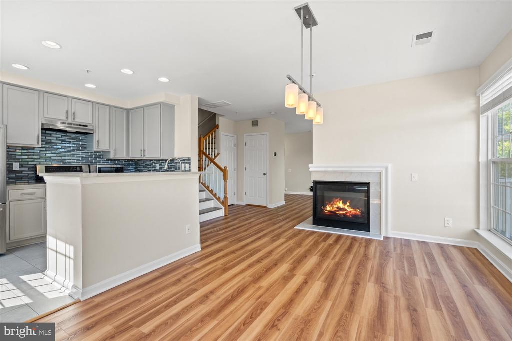 220 FALLSGROVE BOULEVARD Unit: 3