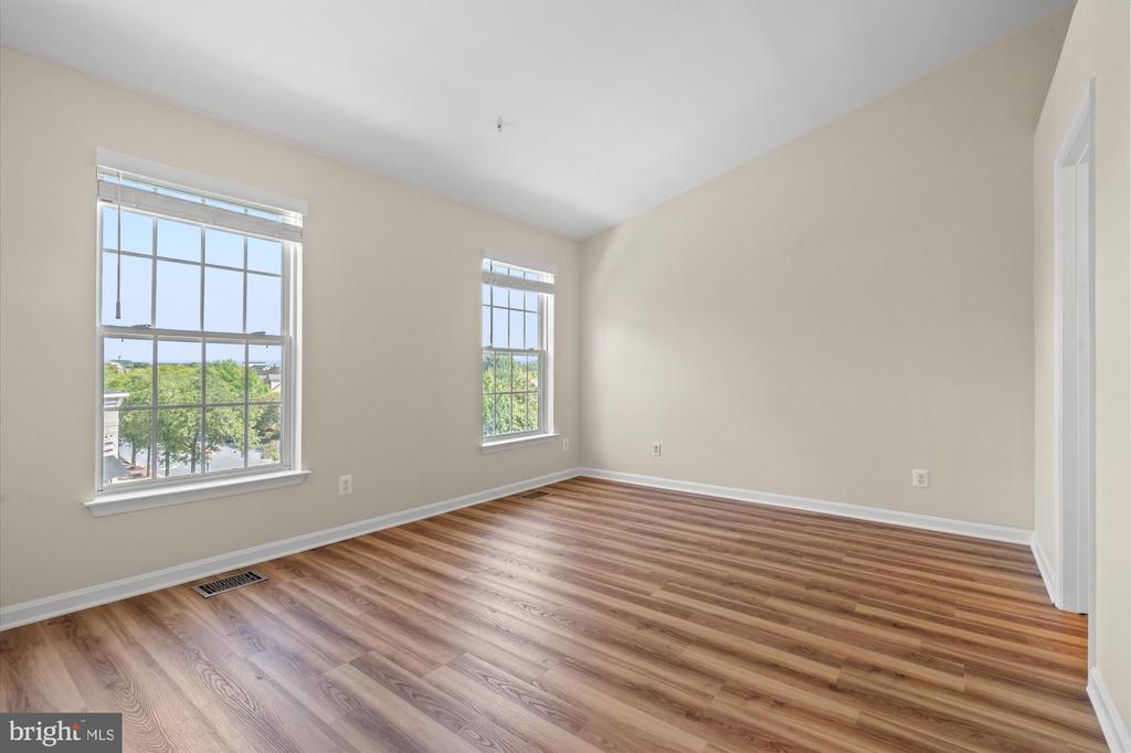 220 FALLSGROVE BOULEVARD Unit: 3