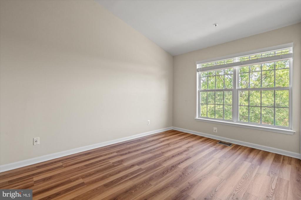 220 FALLSGROVE BOULEVARD Unit: 3