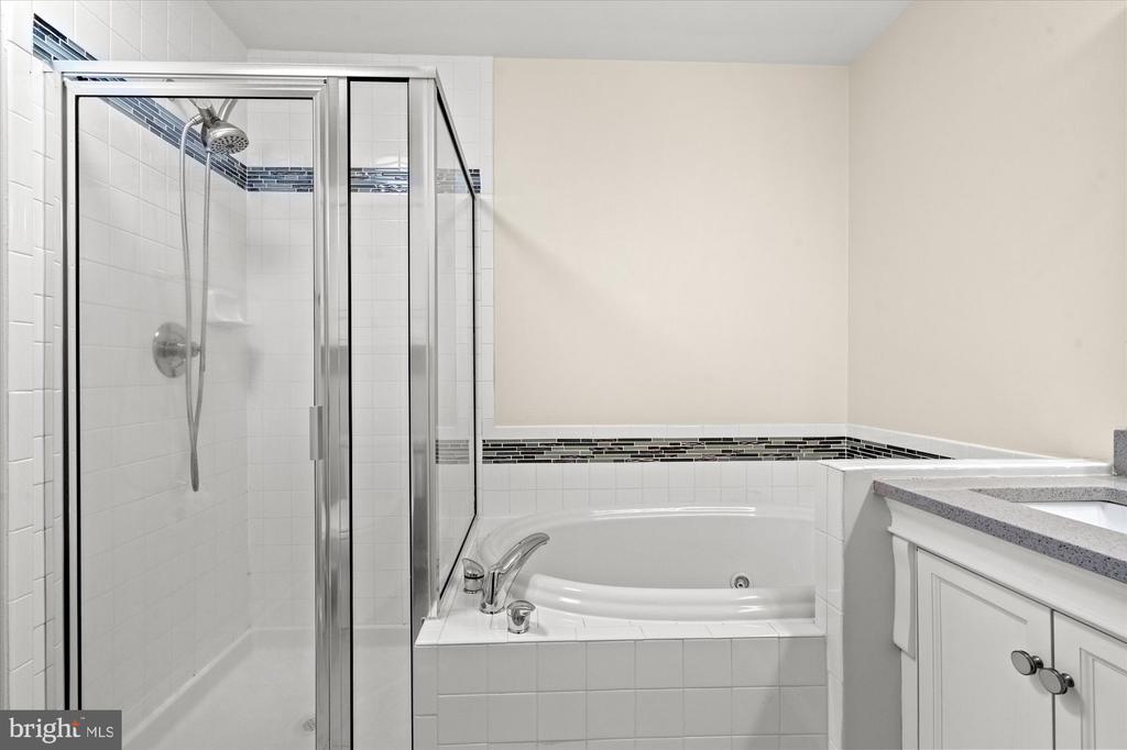 220 FALLSGROVE BOULEVARD Unit: 3