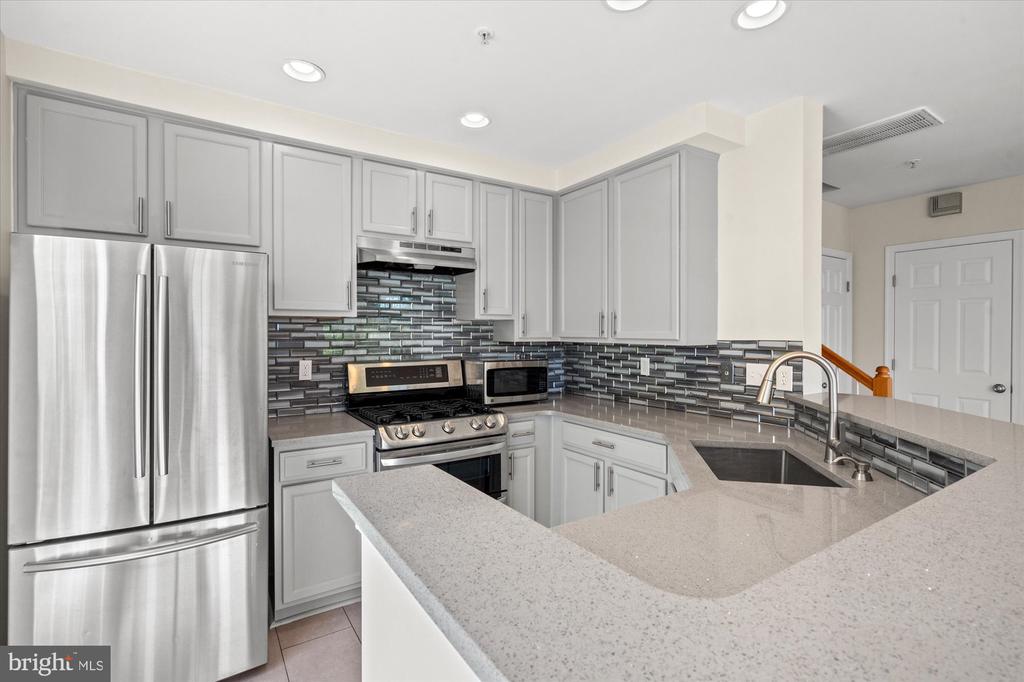 220 FALLSGROVE BOULEVARD Unit: 3