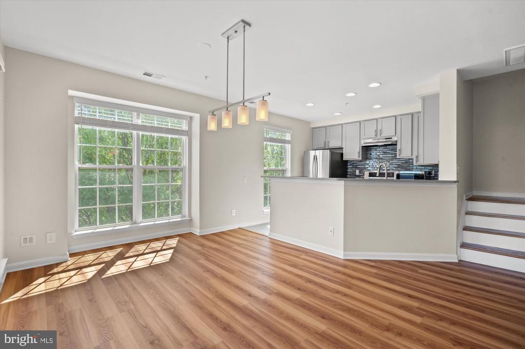 220 FALLSGROVE BOULEVARD Unit: 3