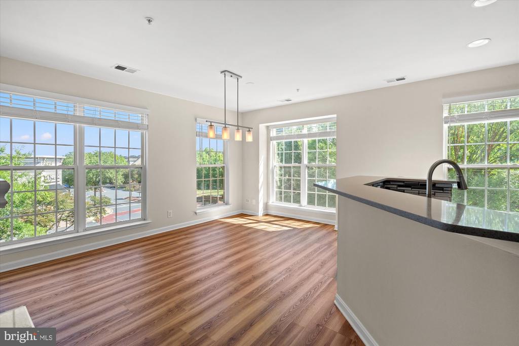 220 FALLSGROVE BOULEVARD Unit: 3