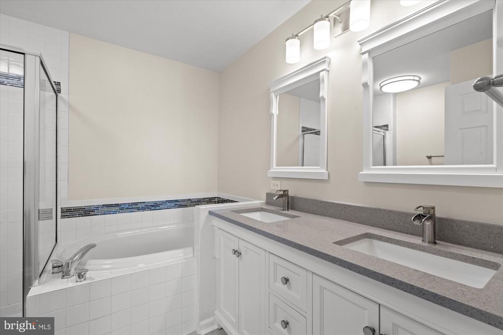 220 FALLSGROVE BOULEVARD Unit: 3