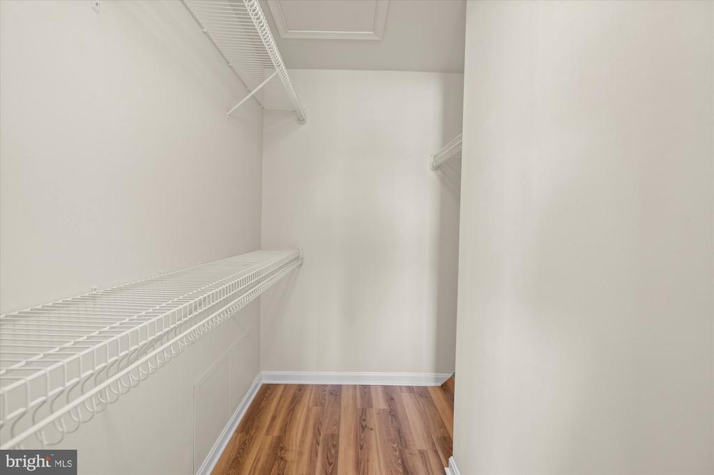220 FALLSGROVE BOULEVARD Unit: 3